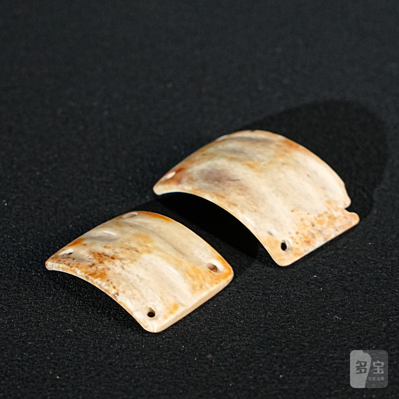明 红沁玉四孔佩饰（一组）